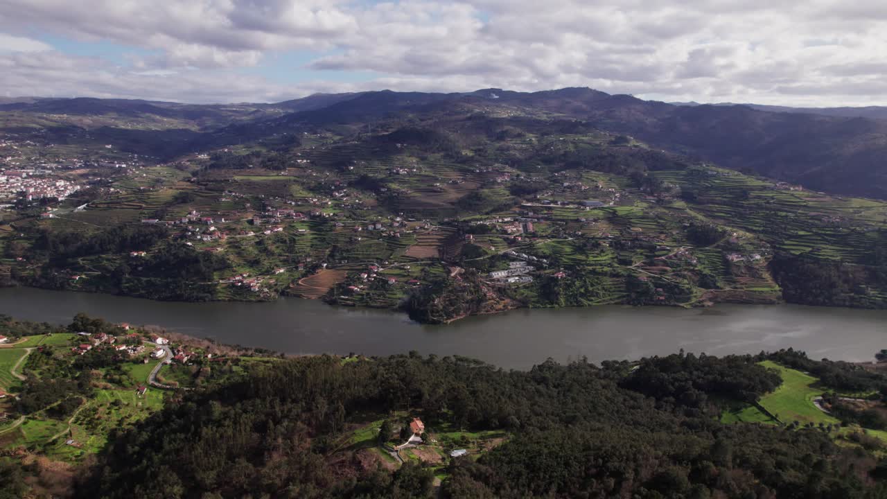 Drone in volo sui pendii del fiume Douro, con un paesaggio caratterizzato da piccole fattorie e appezzamenti di agricoltura su piccola scala