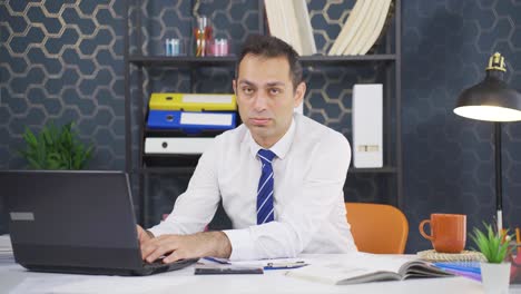 un hombre de negocios aburrido mirando a la cámara y suspirando.