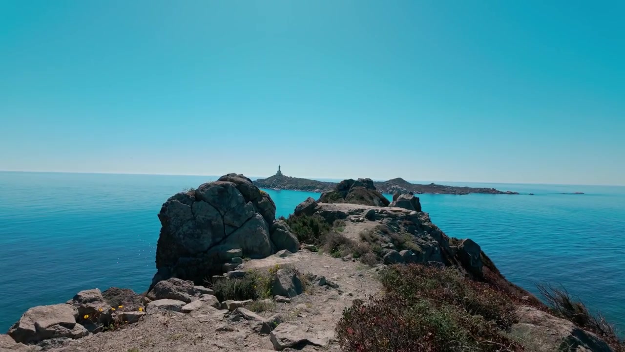 Pohled z první osoby při chůzi podél skalnatých útesů Capo Carbonara, Sardinie, Itálie. Cestovatelská krajina