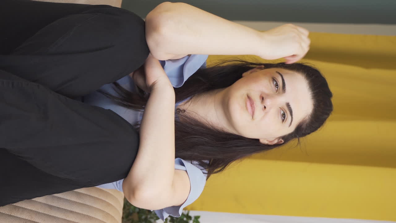el video vertical de la mujer emocional se entristece.