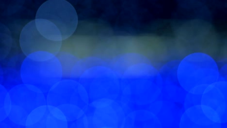 nacht abstracte blauwe achtergrond is defocused met mooie bokeh. vervaagde kerstverlichting bokeh. pan over vervaagde.