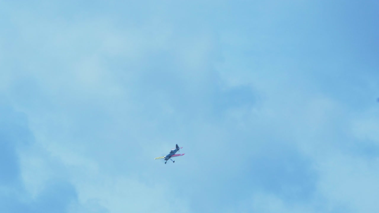 라트비아 리파자 에 있는 발트 항공 쇼 에서 관객 들 앞 에서 역동적 인 기동 을 수행 하는 수호이 수-26 항공기,  ⁇  연기 흔적,  ⁇ 드헬드  ⁇ , 4k