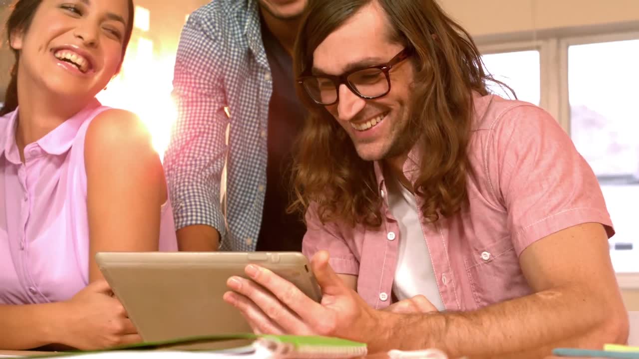 equipo de hipsters creativos usando una tableta juntos