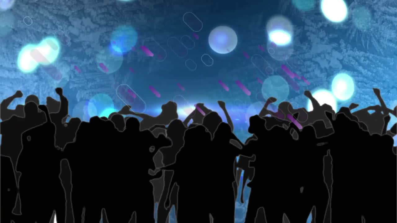 파란색 빛의 반점에 맞서 춤을 추는 사람들의 실루 ⁇  위에 보라색 빛의 트레일