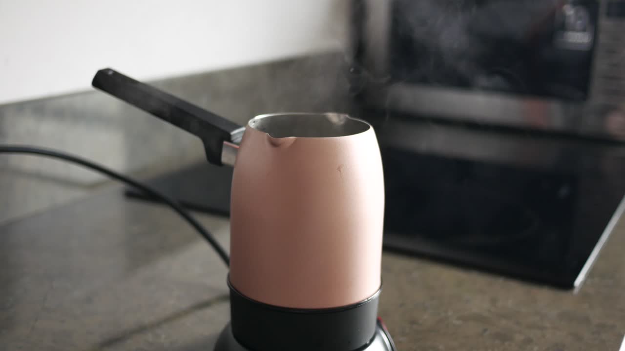 테이블 위에 있는 항아리에 뜨거운 물 ,