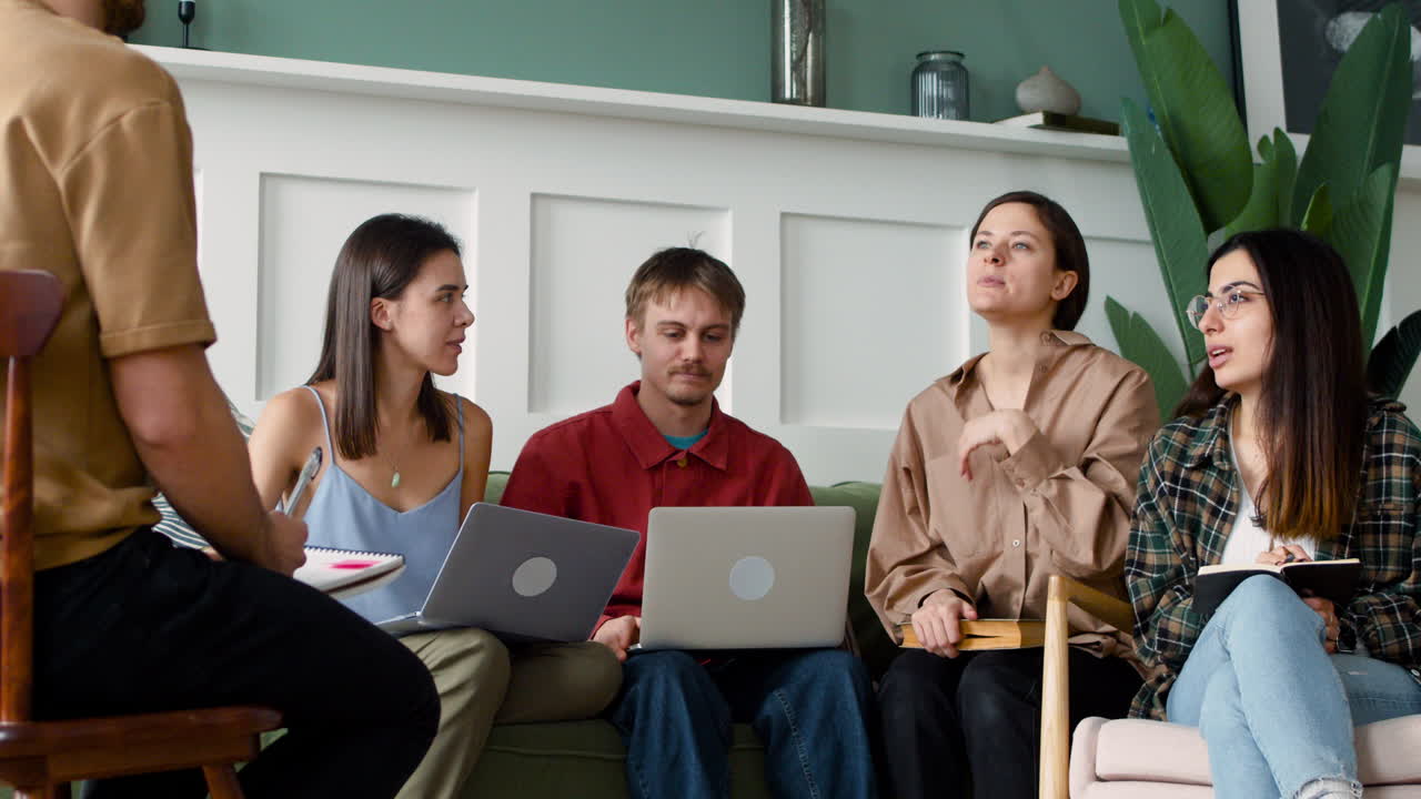 소파와 의자에 앉아 있는 스터디 그룹의 클로즈업 보기 1