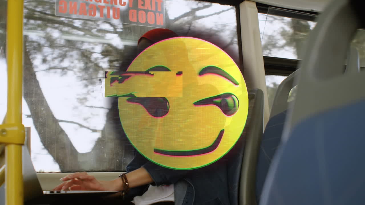 노트북을 사용하여 히자브를 입은 여성에 대한 행복한 이모지 애니메이션