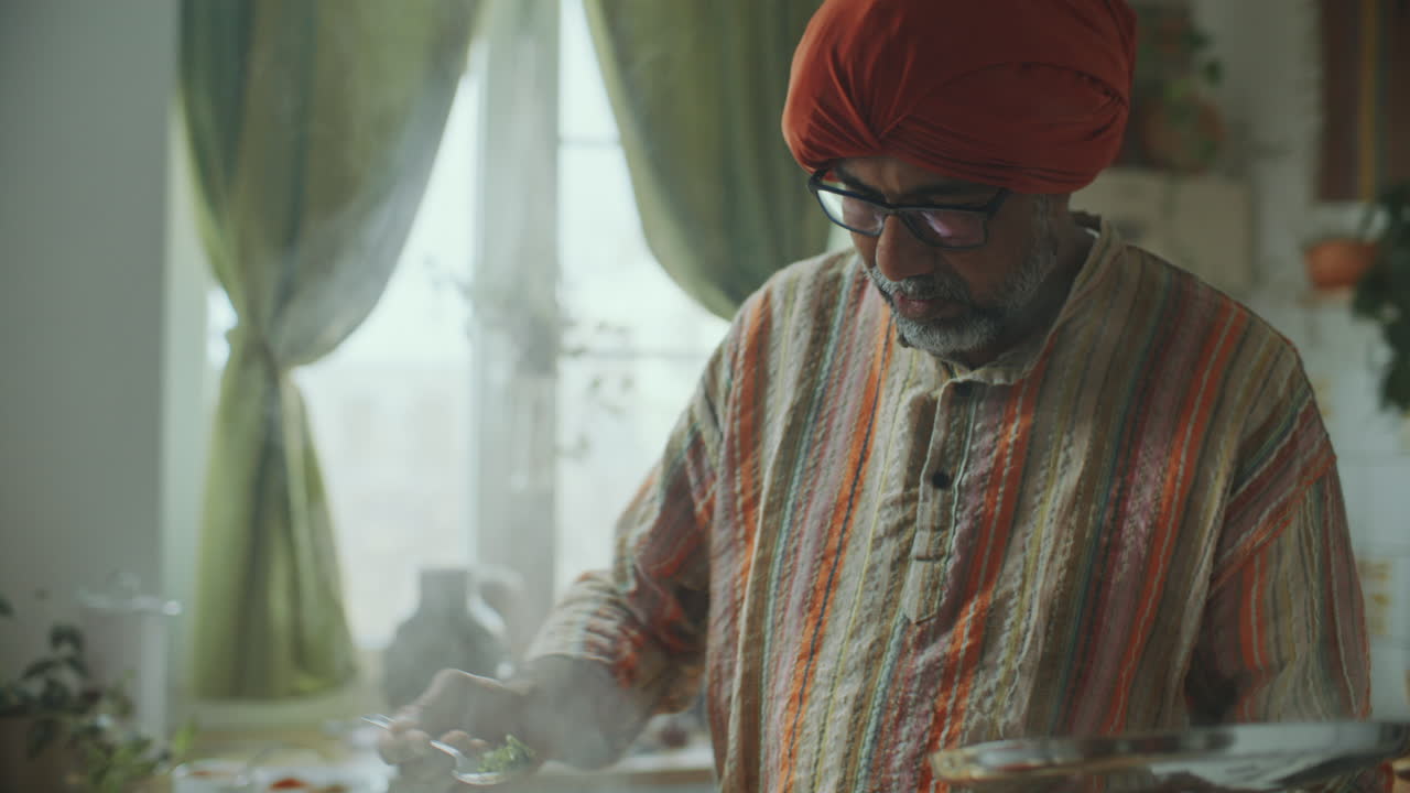 blogger de comida indio añadiendo especias a la sartén y comentando el proceso de cocción