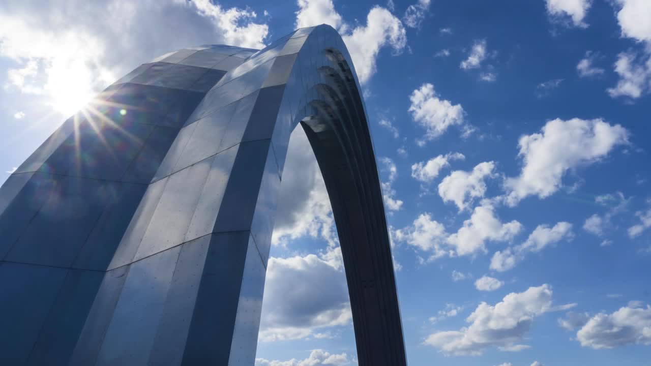 인민의 우정 아치 (영어: peoples' friendship arch) 는 키예프의 기념비이다.