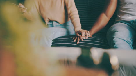 una pareja irreconocible tomándose de la mano mientras usaban