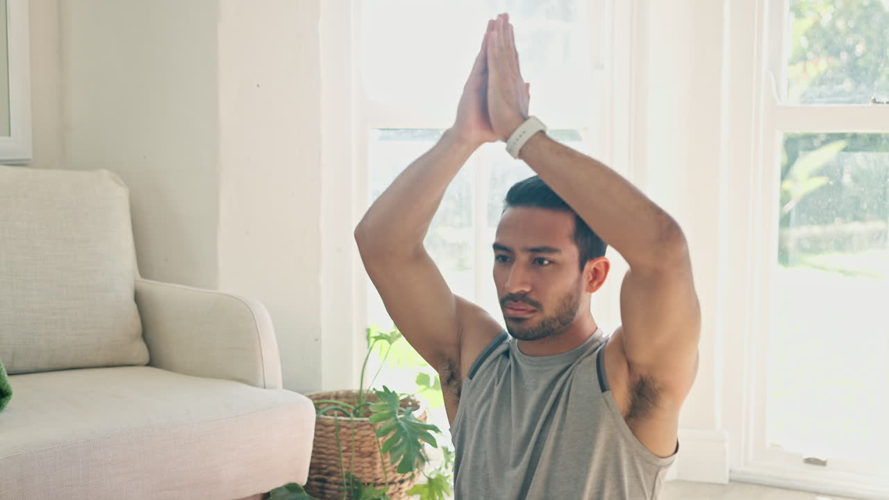 manos, namaste y meditación con el hombre