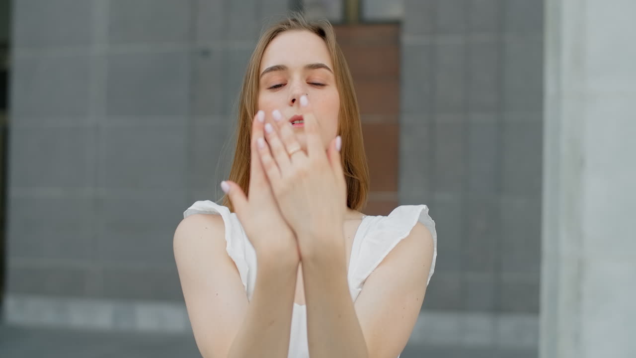 mujer joven posando al aire libre