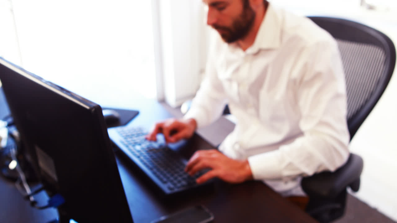 ejecutivo masculino que trabaja en una oficina