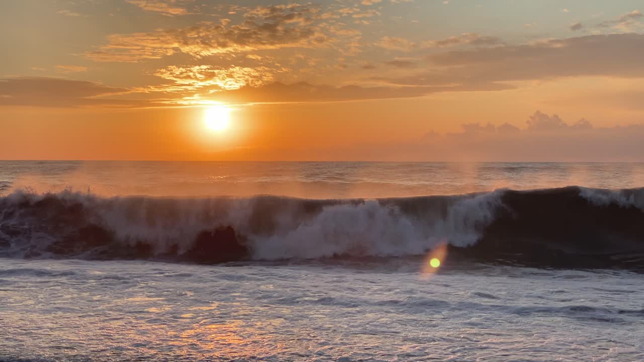 imágenes de 4k del paisaje marino de tormenta contra la puesta de sol romántica, batumi, georgia