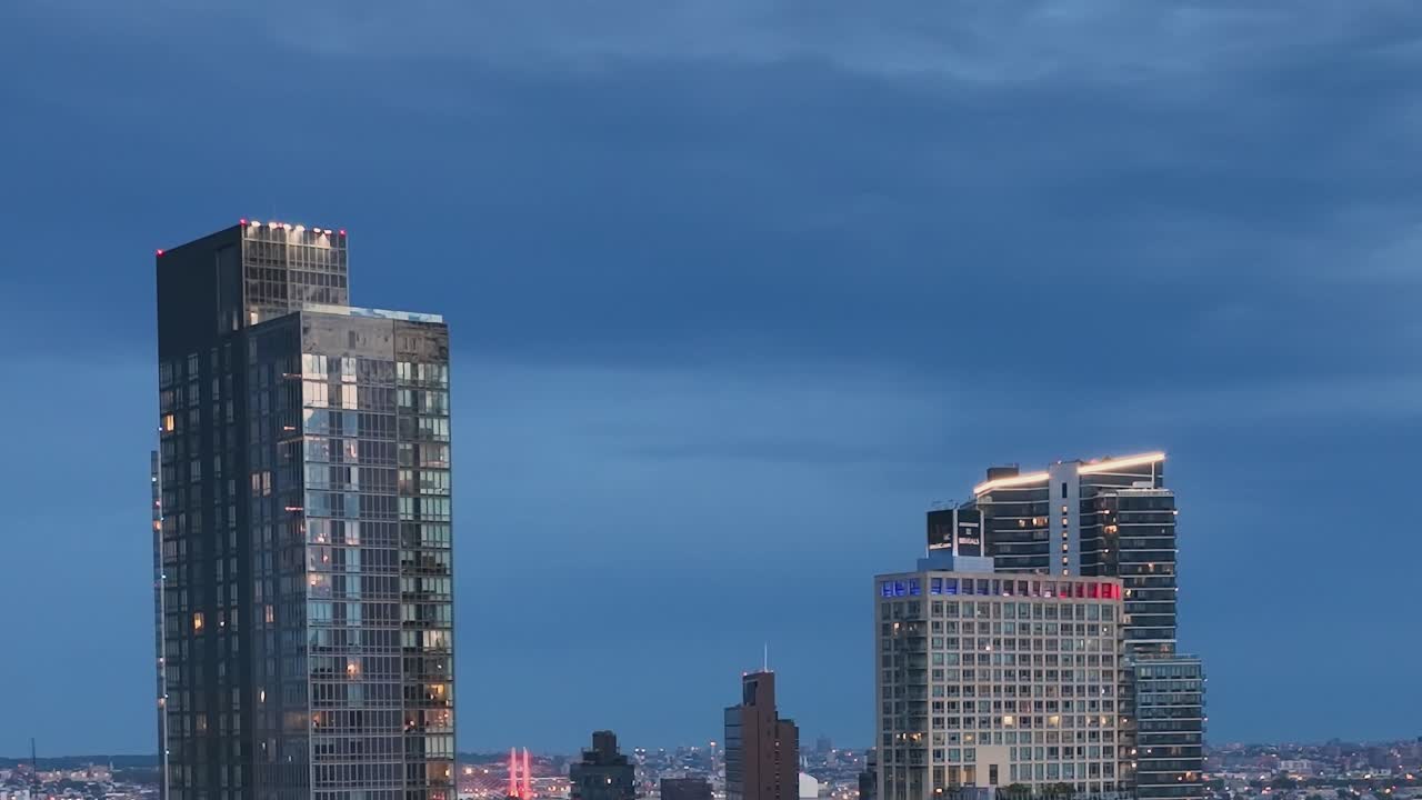 Vista de edifícios e horizonte em Nova York durante a noite