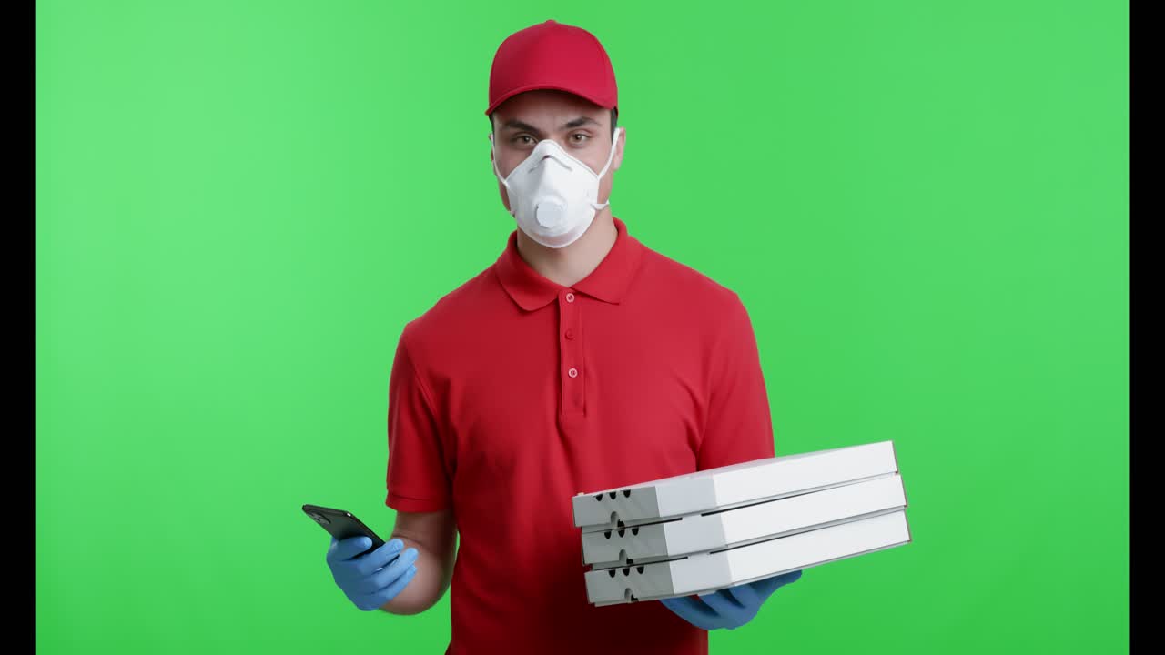 보호 장비를 착용한 피자 배달자