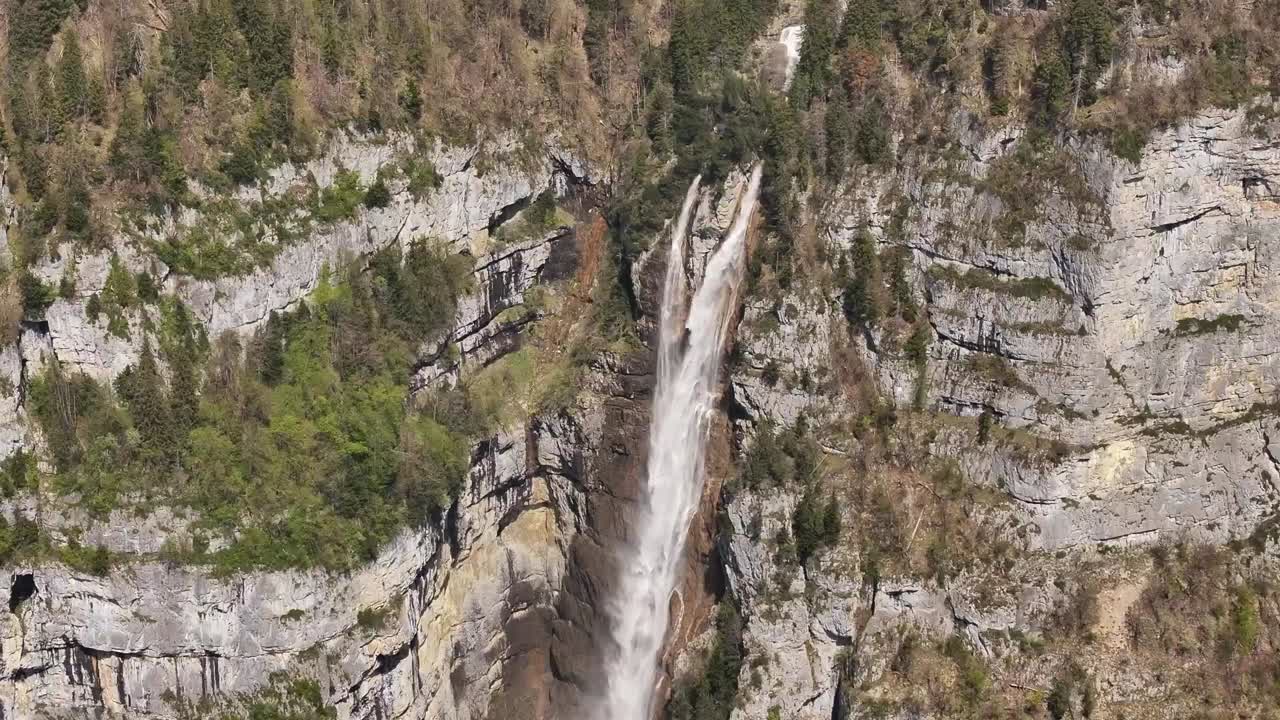Ripresa aerea con drone cattura le maestose Seerenbachfälle, una spettacolare serie di cascate situate nella regione di Amden-Betlis vicino al Lago di Walen, Svizzera