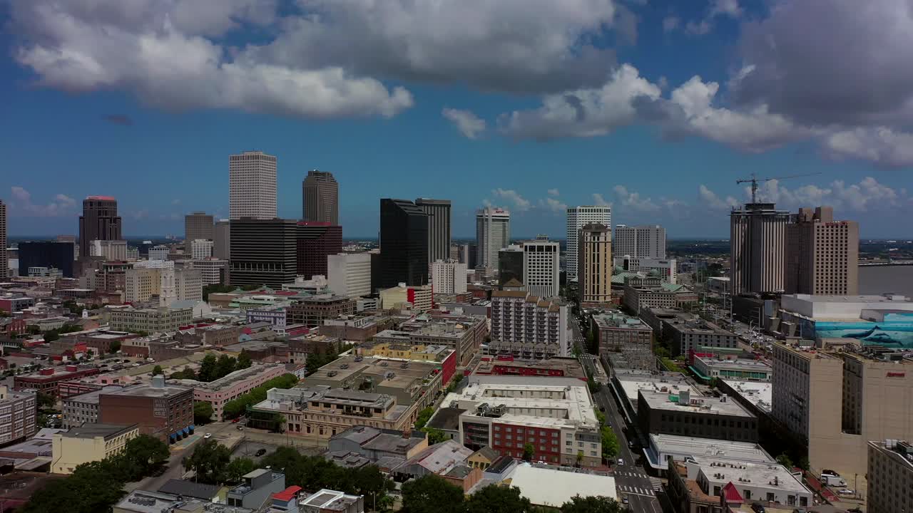 푸른 하늘의 날에 뉴올리언스 시를 윙윙거리며 돌아다니다