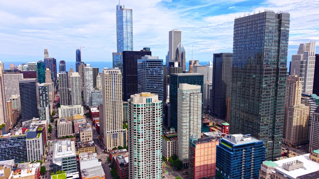 Veduta urbana dei grattacieli di Chicago, Illinois. Panorama aereo di grattacieli del centro, strade e orizzonte del lago sotto un cielo parzialmente nuvoloso.