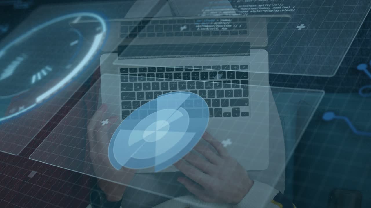 Uomo che tiene un dispositivo rotondo, ruotandolo e testandolo su un laptop mentre un'interfaccia utente tecnologica traccia le mani che digitano codice.