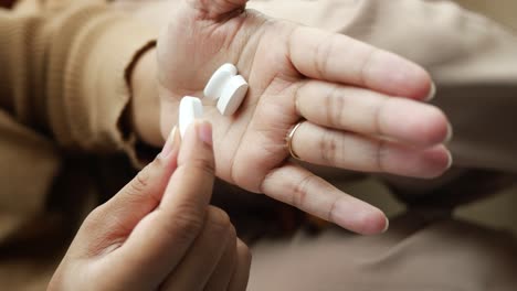 mujer tomando pastillas