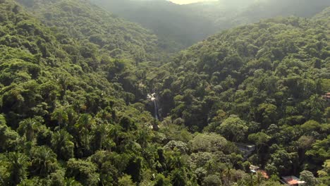 Vuelo-Sobre-Matorral-Denso-Con-Cascada-De-Yelapa-En-Jalisco,-México