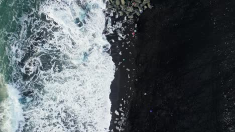 Toma-Aérea-De-Diamond-Beach-En-Islandia-Durante-El-Invierno-Por-La-Mañana