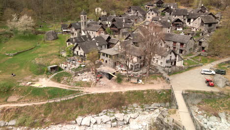 Casas-Típicas-De-Piedra-En-El-Pueblo-De-Foroglio,-Valle-De-Maggia-En-El-Cantón-De-Ticino,-Suiza