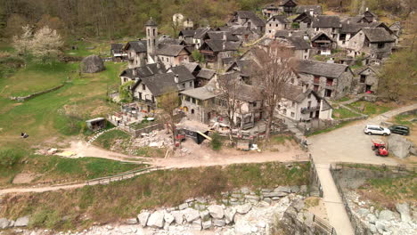 casas típicas de piedra en el pueblo de foroglio, valle de maggia en el cantón de ticino, suiza