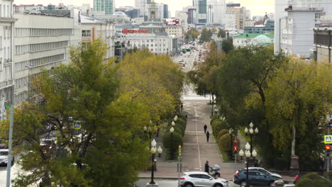 city street scene in autumn