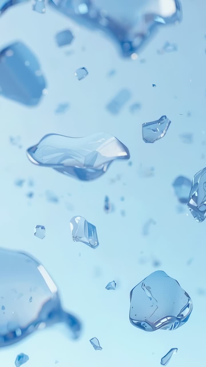 Video verticale: inquadratura in movimento che causa la rotazione di frammenti piatti e schegge di vetro in macro blu pallido, bokeh