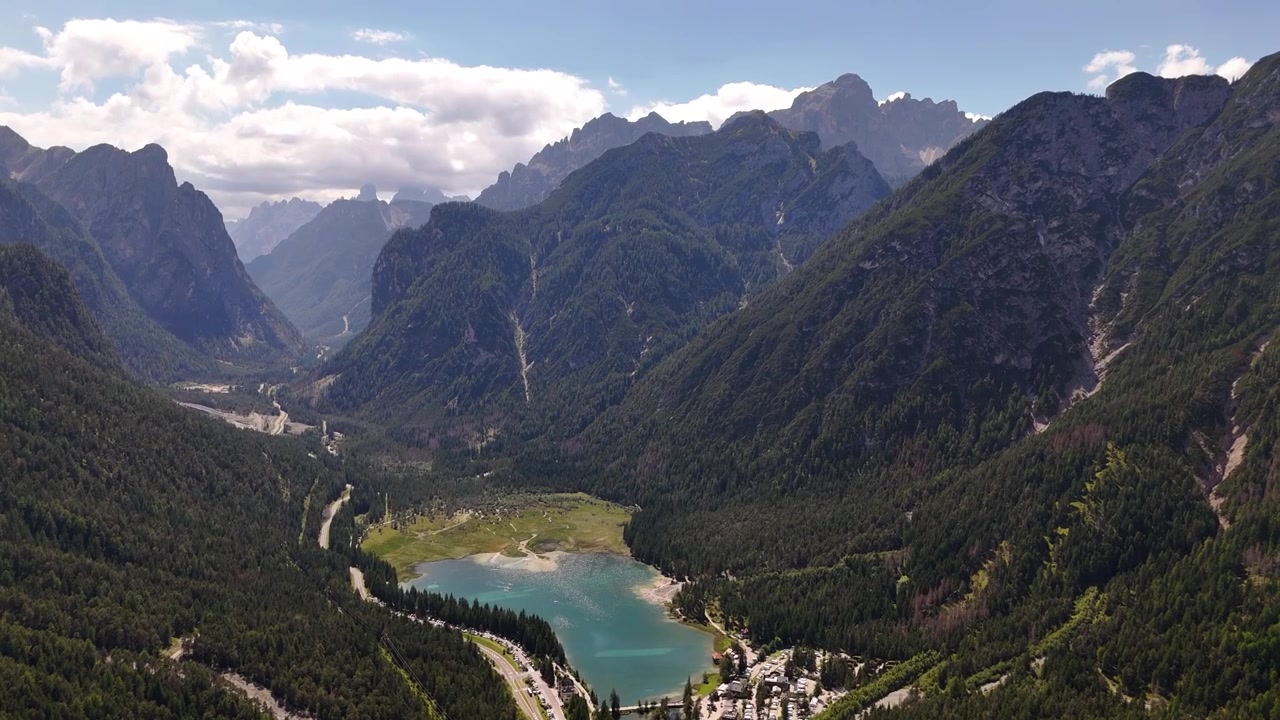 Lago di Dobbiaco, noto anche come Toblacher See. Ripresa con drone del lago nelle Alpi italiane, Alto Adige, in una soleggiata giornata estiva.
