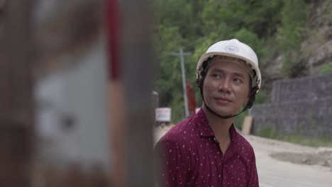 Un-Buen-Ingeniero-Filipino-Con-Casco-De-Seguridad-Mirando-A-Su-Bella-Novia-Filipina-En-Filipinas