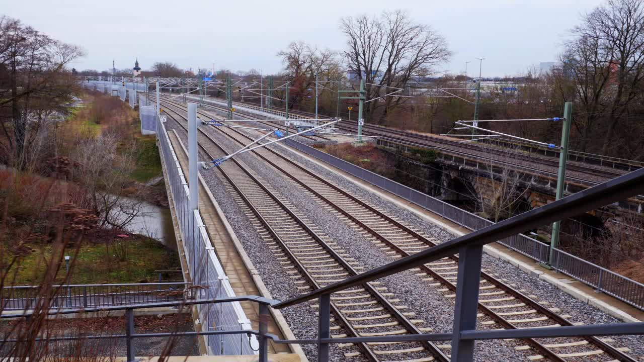 흐린 날 철로 위의 기차