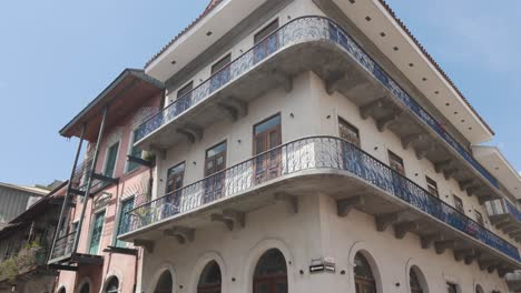 Historic-building-with-ornate-balconies-in-Casco-Viejo,-Panama-City-under-a-bright-blue-sky