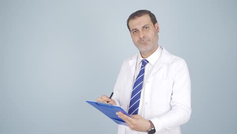 el médico psiquiatra tomando notas.