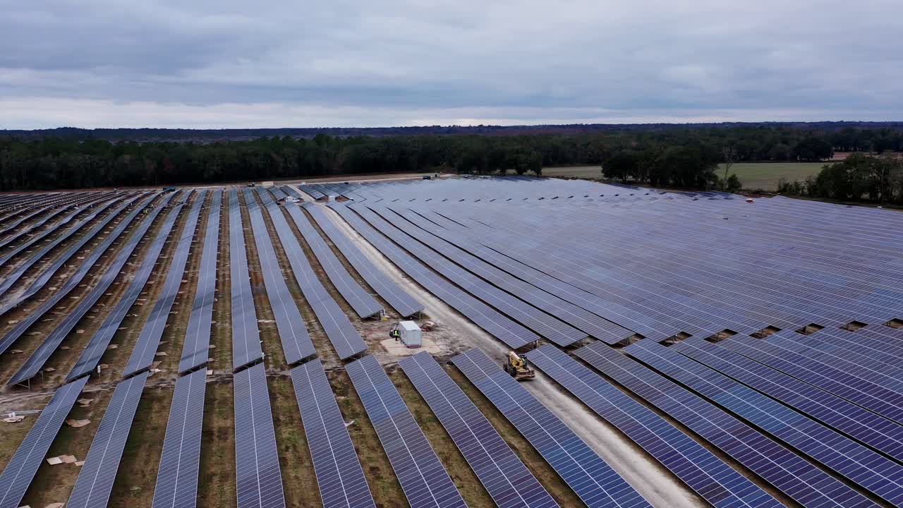 drone flyver over solpanelfeltet på en overskyet dag