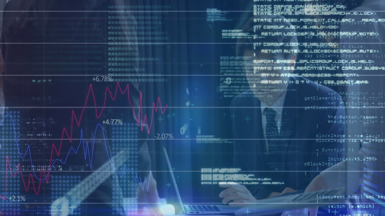 animazione di elaborazione dei dati su uomo d'affari caucasico che parla a una riunione d'ufficio