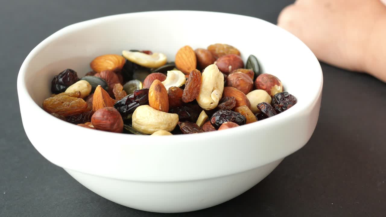 Ciotola di noci mescolate e frutta secca