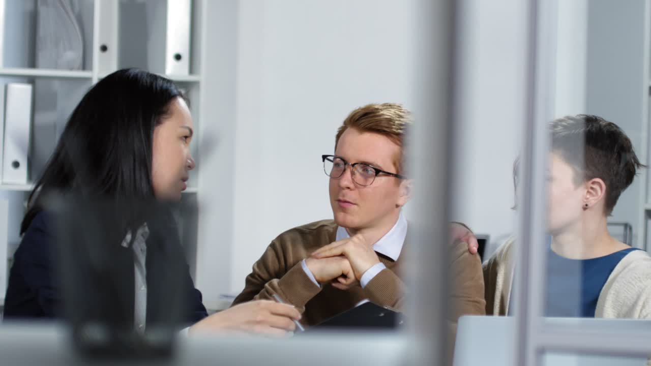 Female Financial Consultant Explaining Business Plant To Clients At Office