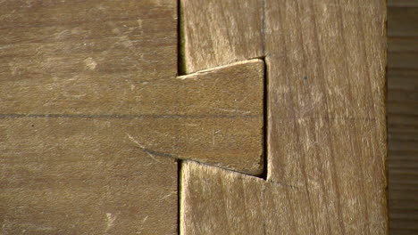 primer plano de la junta de madera de cola de milano