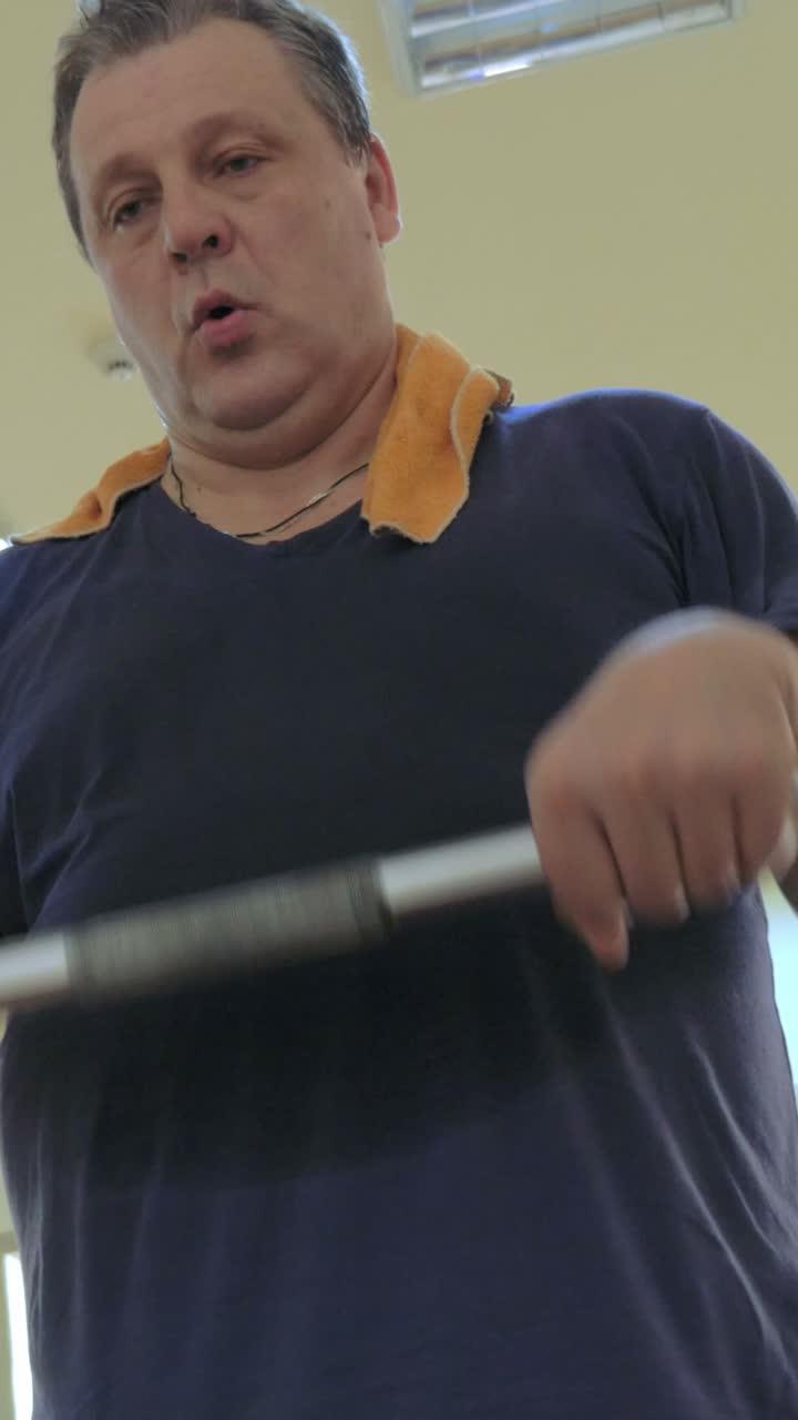 hombre haciendo ejercicio en el gimnasio