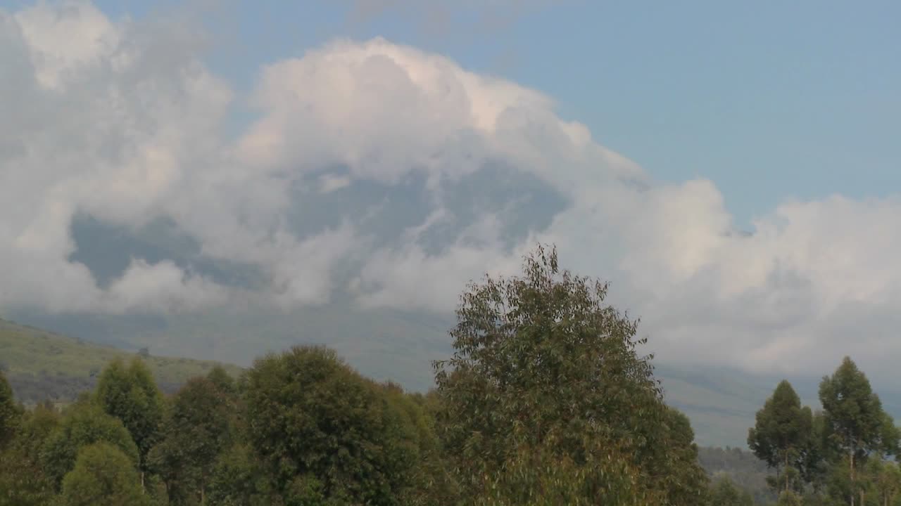 르완다 콩고 국경에 있는 비룽가 화산의 아름다운 저속 촬영