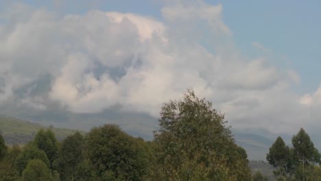 un hermoso lapso de tiempo de los volcanes virunga en la frontera de ruanda congo