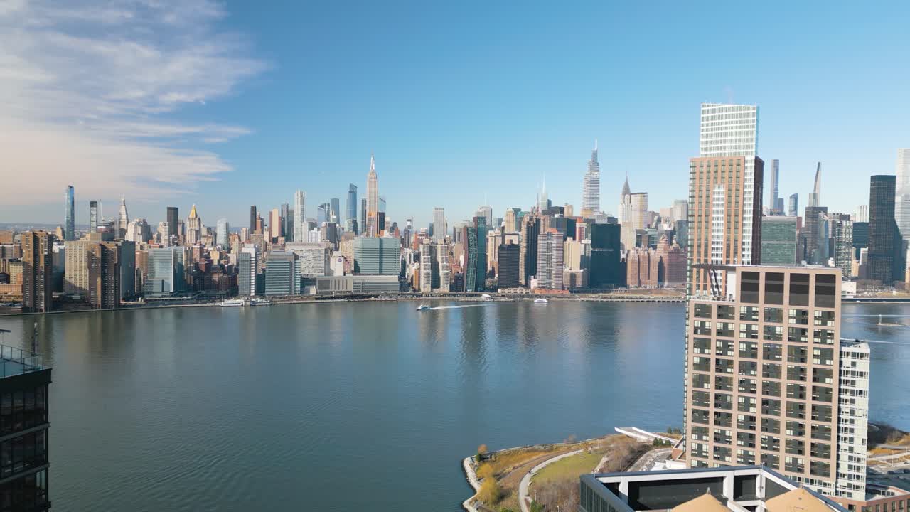 la retirada aérea revela edificios de apartamentos de lujo en brooklyn con vistas al centro de manhattan