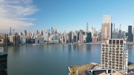 La-Retirada-Aérea-Revela-Edificios-De-Apartamentos-De-Lujo-En-Brooklyn-Con-Vistas-Al-Centro-De-Manhattan