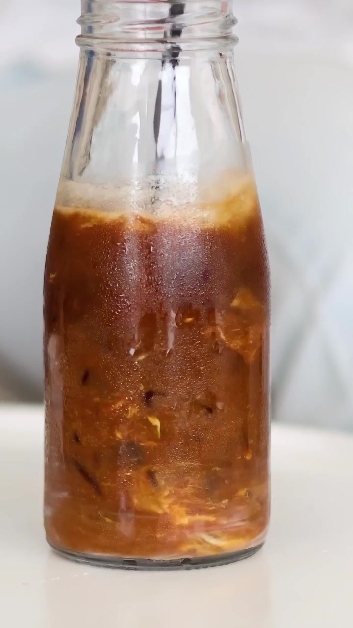 Sequenza di caffè freddo versato in una tazza
