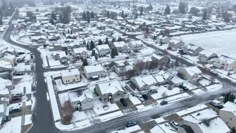 amplia toma de drones de casas cubiertas de nieve en el estado de washington