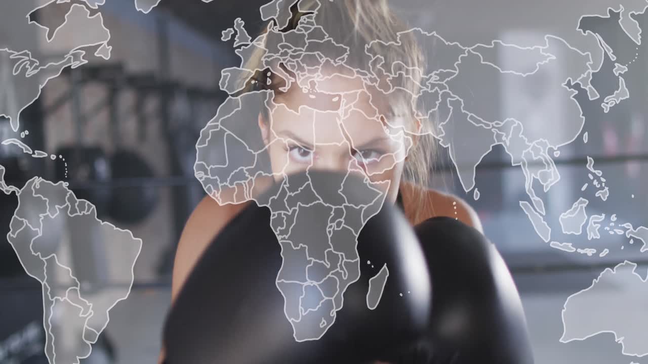 animación del mapa del mundo y procesamiento de datos sobre mujer caucásica haciendo ejercicio en el gimnasio de boxeo