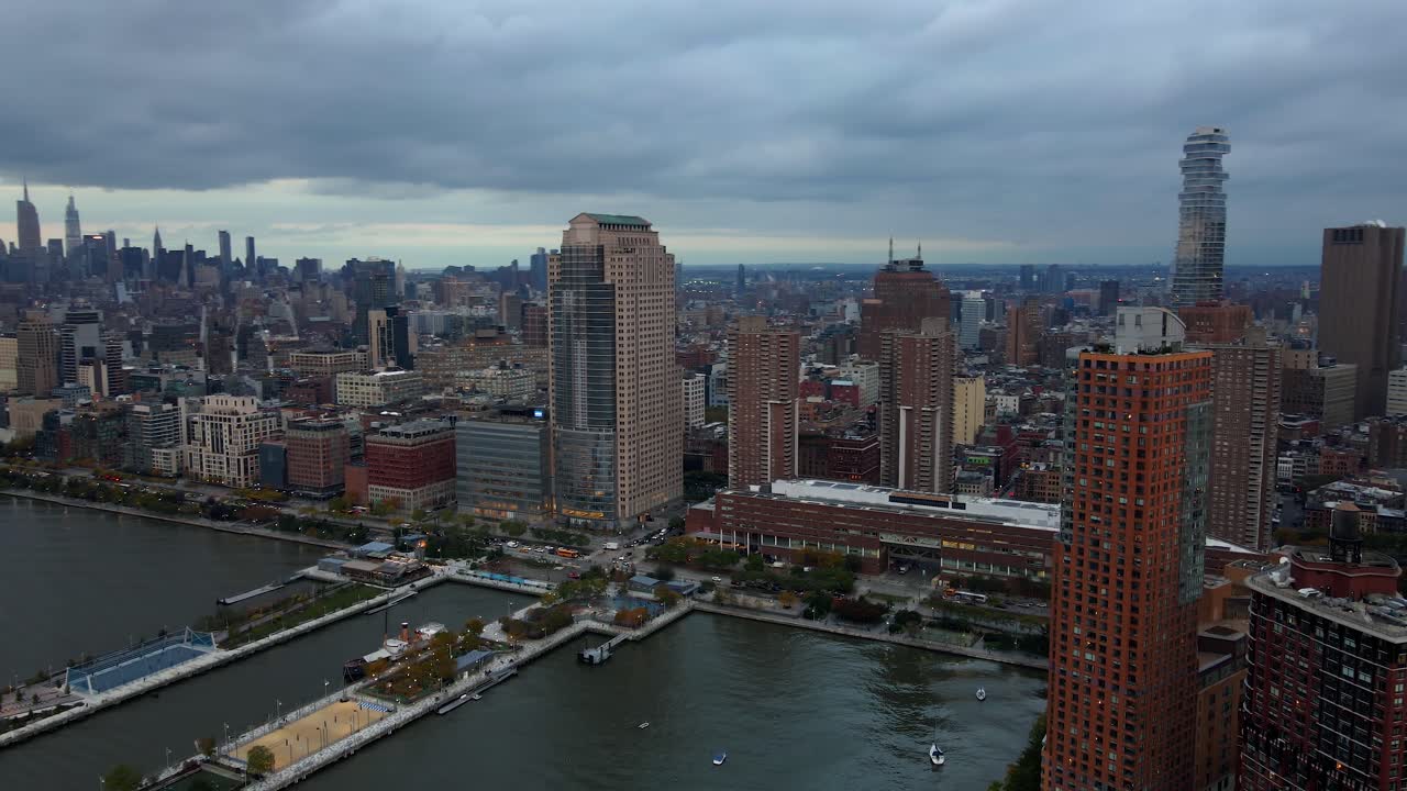 뉴욕 트라이브카에 있는 부두 25와 26이 내려다보이는 공중 전망, 배경에 있는 56 레오나드 젠가 건물 - 팬, 드론 샷